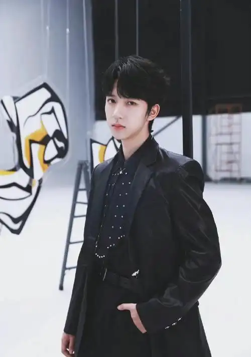 贺峻霖黑西装存图