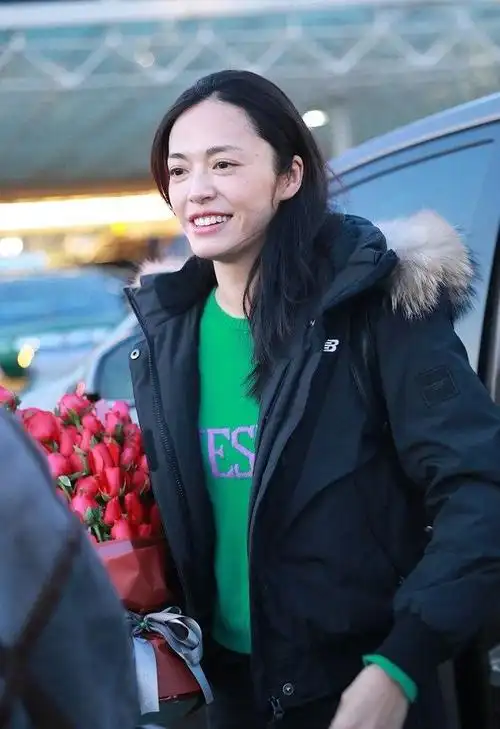 姚晨素颜现机场获小土豆鲜花暖心接机37岁皮肤依旧少女