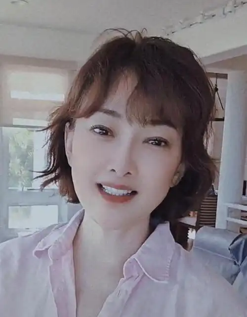 牛莉长居美国被疑移民!富人区豪宅内景曝光,50岁腹肌马甲线惊人