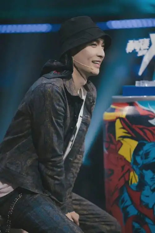 张艺兴这就是街舞4#张艺兴街舞4最新造型,卫衣夹克77渔夫帽,酷煊行