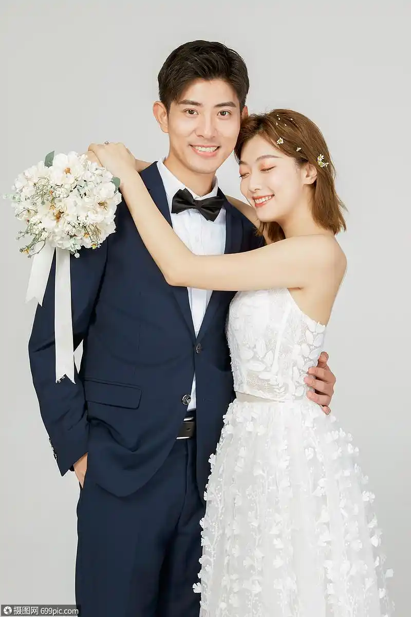 年轻夫妻婚纱照