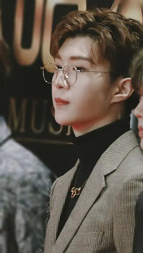 非常适合眼镜造型的范丞丞气质独特面目俊朗是你爱的款吗