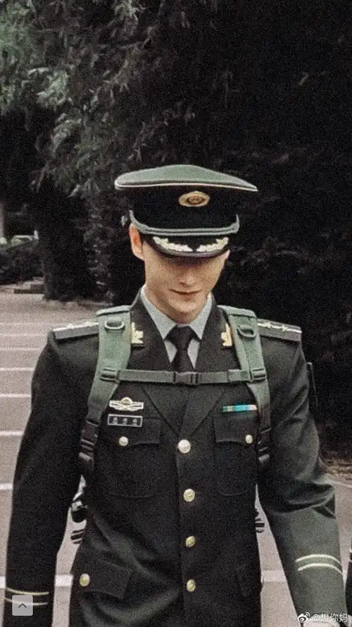 每日一羊军装杨洋宽肩细腰大长腿怼脸生图不含糊