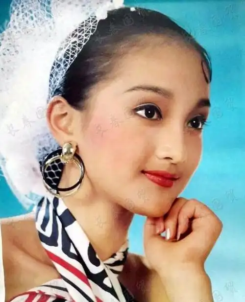 周迅30年前旧照曝光,五官精致模样清纯甜美|周迅|五官|模样_新浪新闻
