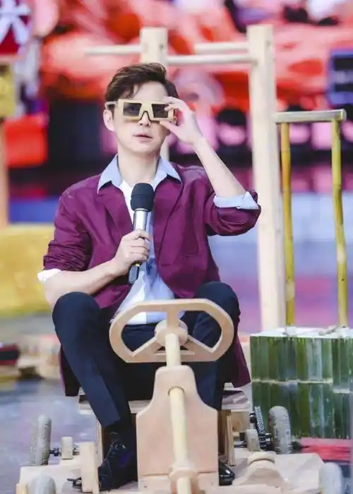 原创原创45岁何炅逆龄生长穿粉色毫无违和感青春洋溢像20岁阳光少年