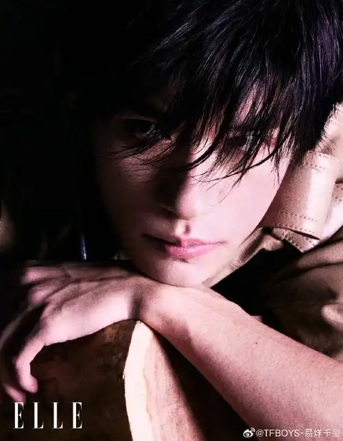 易烊千玺elle3月刊封面释出不愧是硬照天才