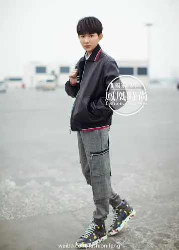 消息王源新春纽约行机场街拍黑色夹克满满少年力
