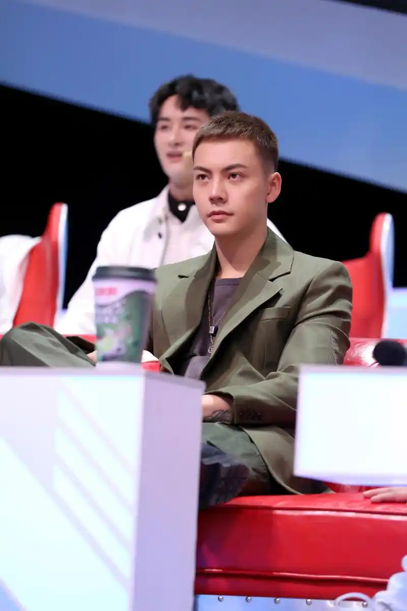 陈伟霆《下一站传奇》新发型帅气亮相,舞台首秀尽显魅力