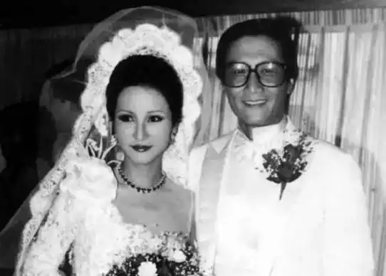 谢贤成功地租下了狄波拉的住所,从此,狄波拉便正式踏入了谢贤的世界