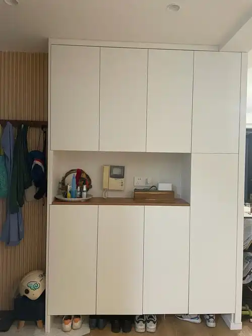 进门户很窄,又想拥有一面鞋柜,做了23厘米宽度,斜插进去的鞋子,顶上