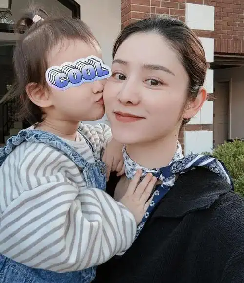 林峯女儿托班毕业典礼张馨月一身名牌带保姆出席一年学费20万