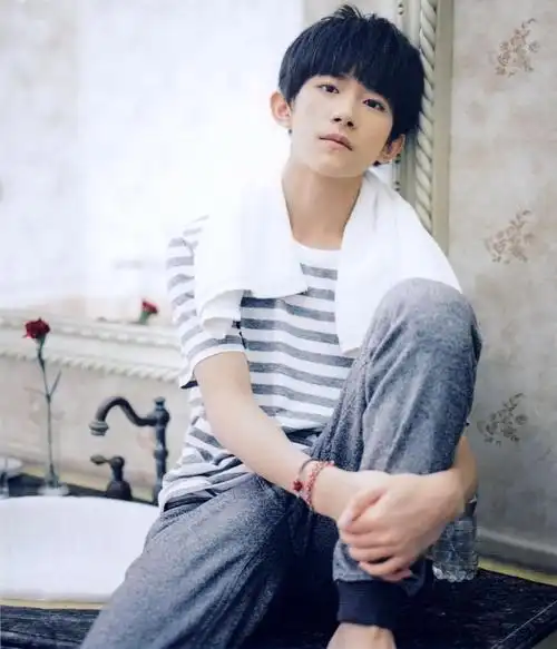 易烊千玺是华语演唱组合"tfboys"的成员之一,三位成员从出道以来就