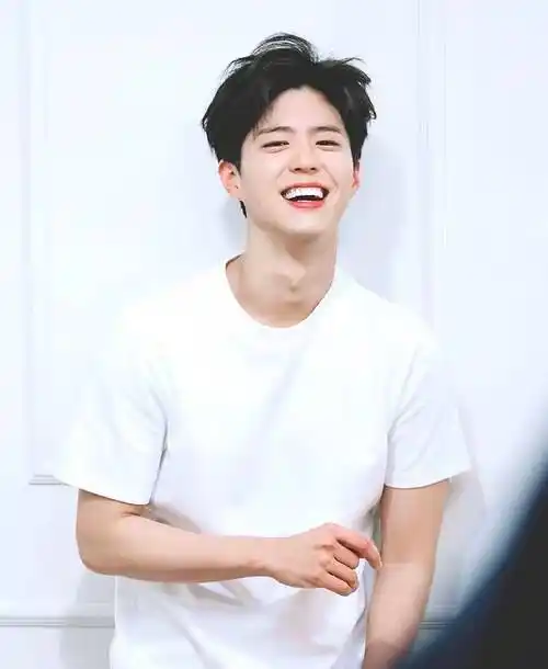 原创朴宝剑退伍模样曝光招牌笑容融化粉丝与粉丝相约共度未来时光