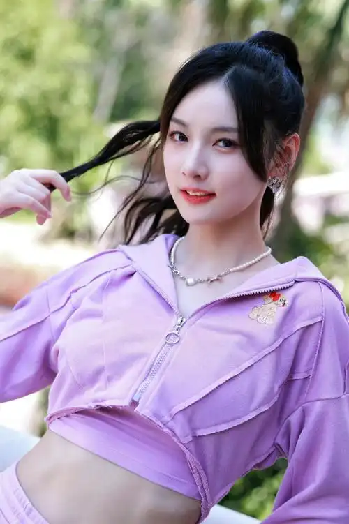 #赵粤秋意紫色套装随拍#