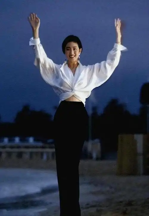 回顾"赵政委"何政军:错过巩俐娶平凡妻子,相爱30年至今无绯闻