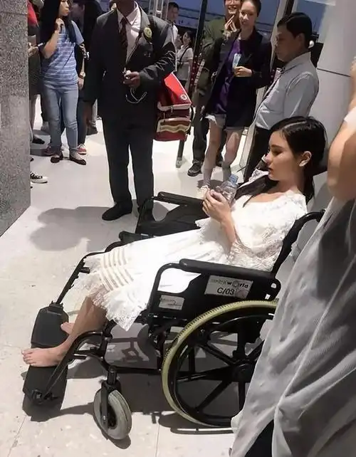 泰国女星aom李海娜活动现场突然晕倒