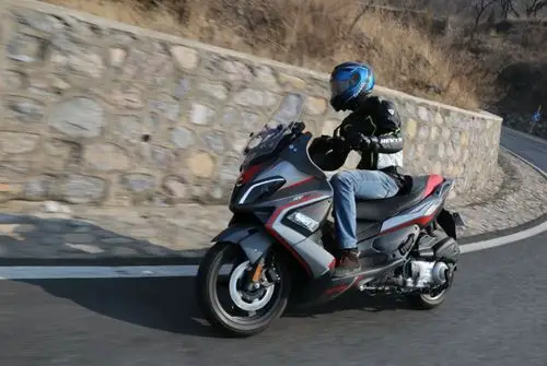 实拍新世代运动大踏板——阿普利亚sr max300速览!