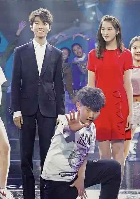 与关晓彤同框要小心,三小只分分钟测出真实身高,场面无语