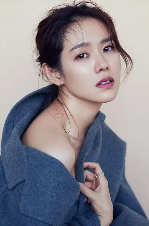 孙艺珍拍春日大片被质疑整容鼻子假体感明显双眼皮太深不自然