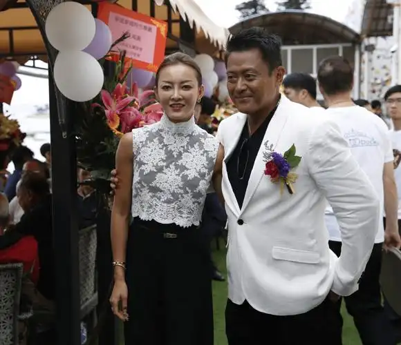 相比起来,在离婚后,魏骏杰的前妻张利华日子就过得要风光更多了.