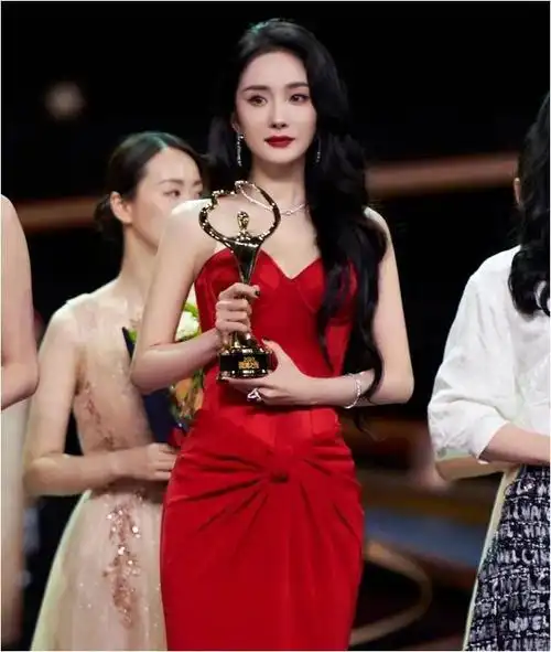 揭秘杨幂真面目,北京之夜伪资本梦碎,12年打拼终成空!