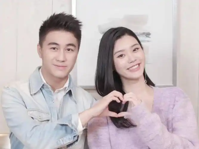 奚梦瑶晒与何猷君贴脸合照二人宣传公益也不忘秀恩爱