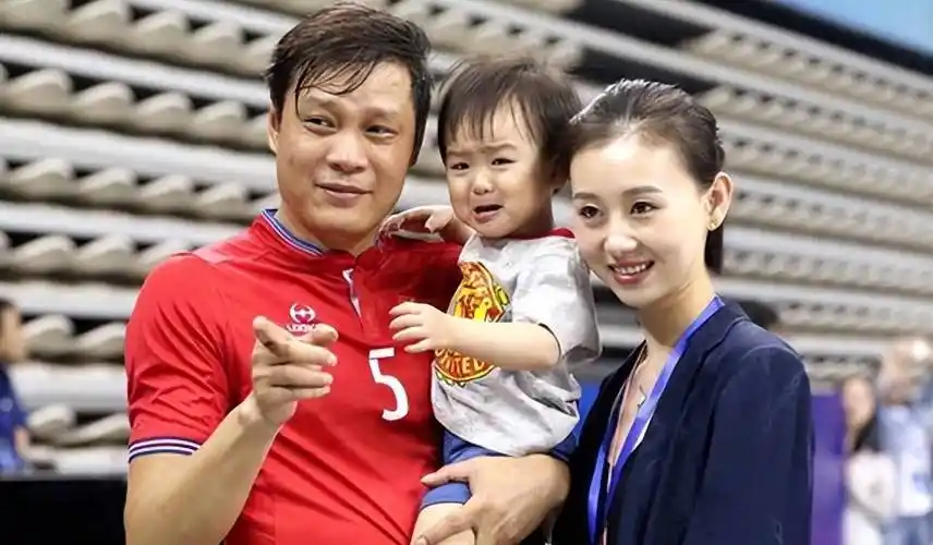 他脾气不好,他三婚娶小17岁妻子,成为美谈!_足球_球员_中国