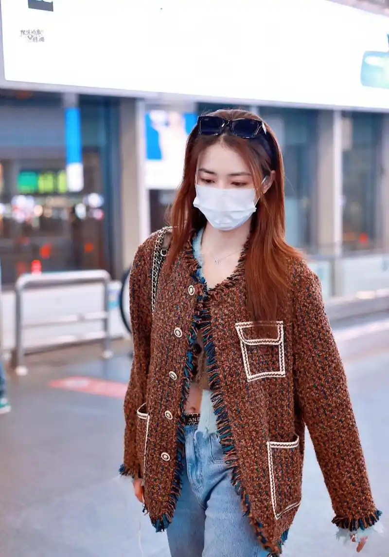 徐璐机场街拍,小香风外套隐隐露出小蛮腰