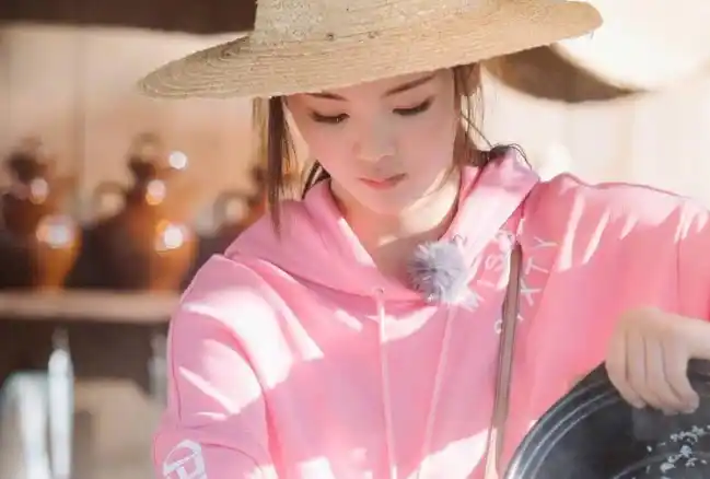 原创杨超越执意按自己口味来做饭几位哥哥无奈又无语她开心就好