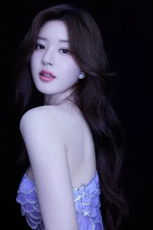 日前又化身高冷复古女郎,现在的赵露思可不