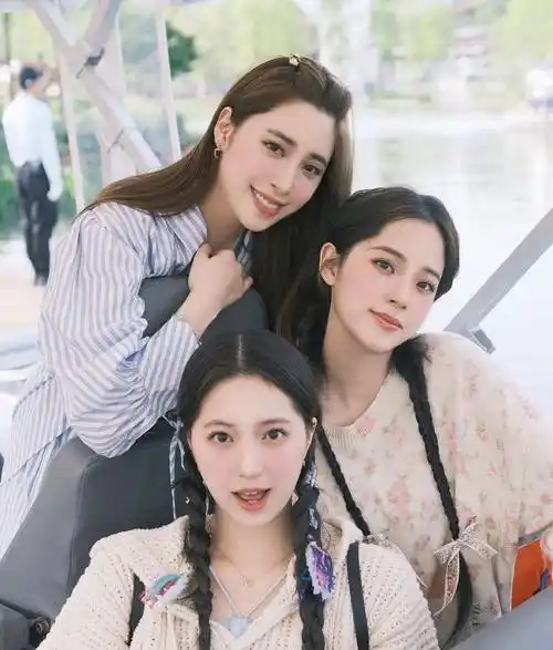 欧阳娜娜3姐妹罕同框 超仙五官震撼众人._妮妮_姐姐_网友