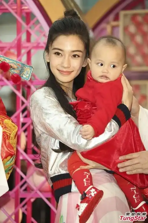 搜狐娱乐讯1月27日,杨颖(angelababy)在香港出席某商业活动的活动.