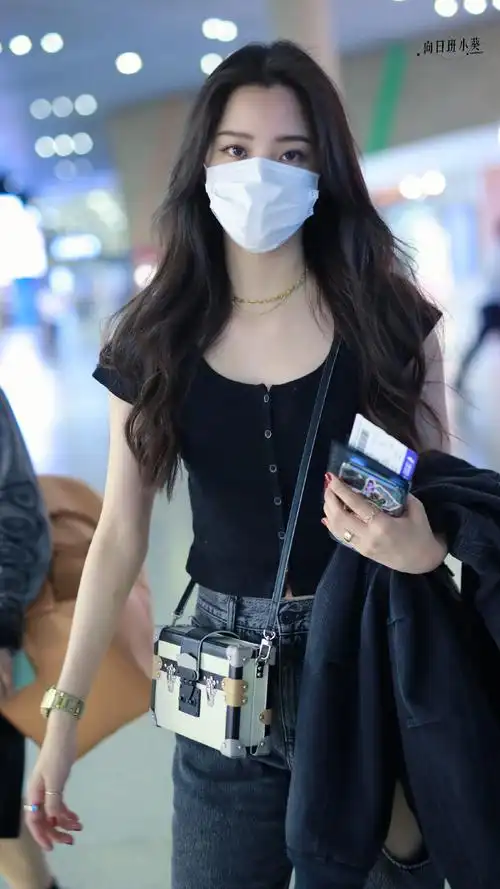 oynn最新的机场图好好看,美女很适合bm风.