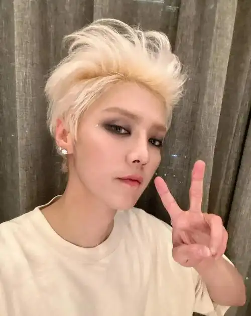 不管外界怎样议论纷纷,鹿晗很少发声.他在微博上的动态几乎都与