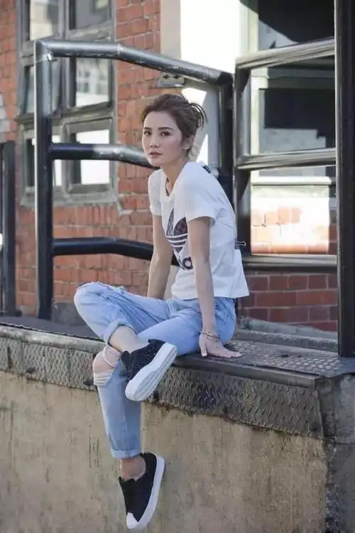 蔡卓妍的短发造型俏皮得很渔夫帽戴在头上皮肤白皙少女感十足