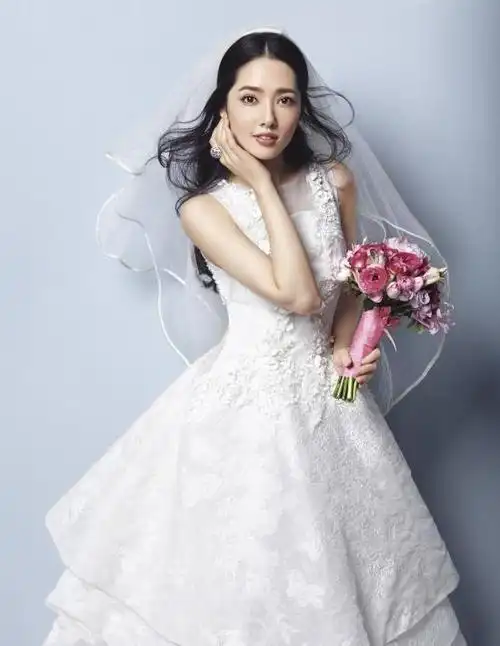 宋慧乔和宋仲基的婚纱照都曝光了 你竟然还不知道明星婚纱照