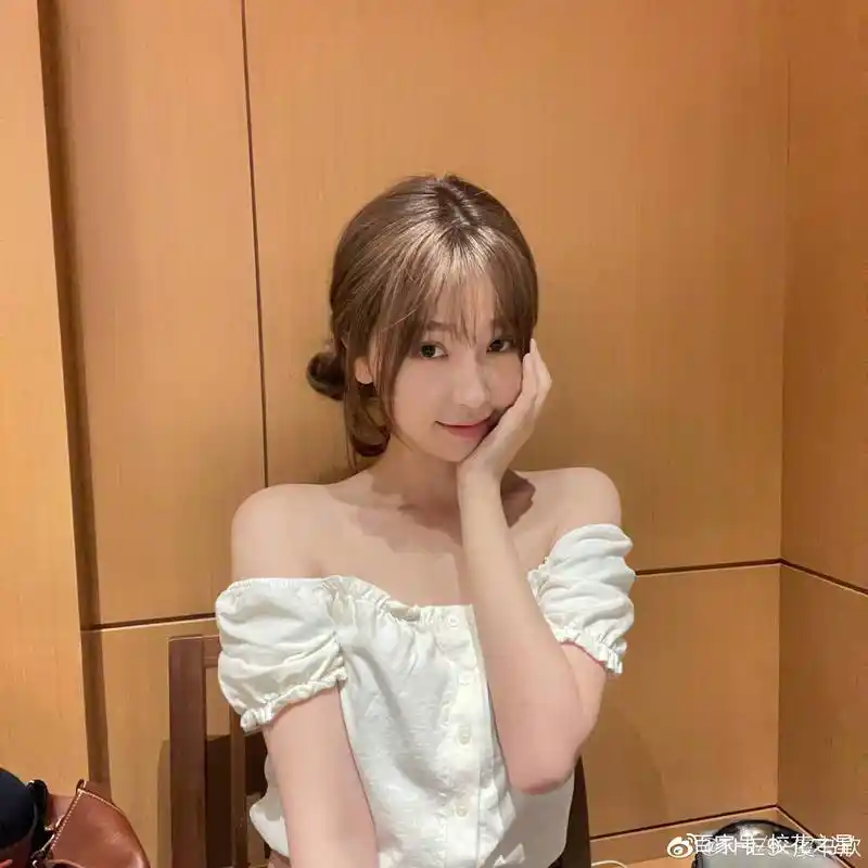 虞书欣高马尾机场路拍图