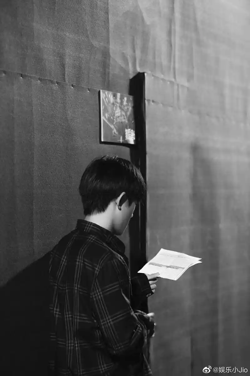 易烊千玺背影杀来袭,超a大佬肩膀愈加宽厚