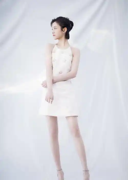 20岁李庚希现身穿紧身裤短靴凹出大长腿配呢子外套复古大气