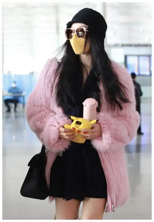 范冰冰身披粉色皮草贵气又少女 戴金色口罩很别致长靴短裙秀美腿