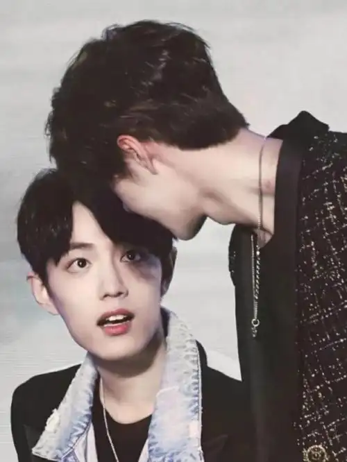 王一博肖战  #博君一肖  #战山为王  #连琑反应明目张胆是爱,小心翼