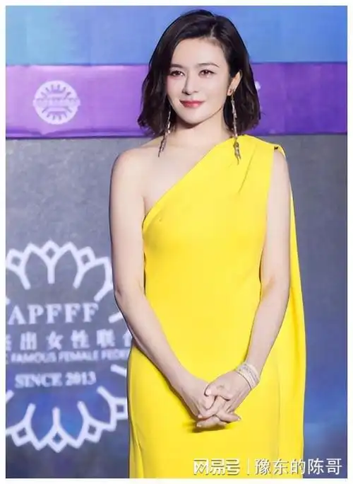 61岁关之琳减去短发换装之后重回颜值巅峰