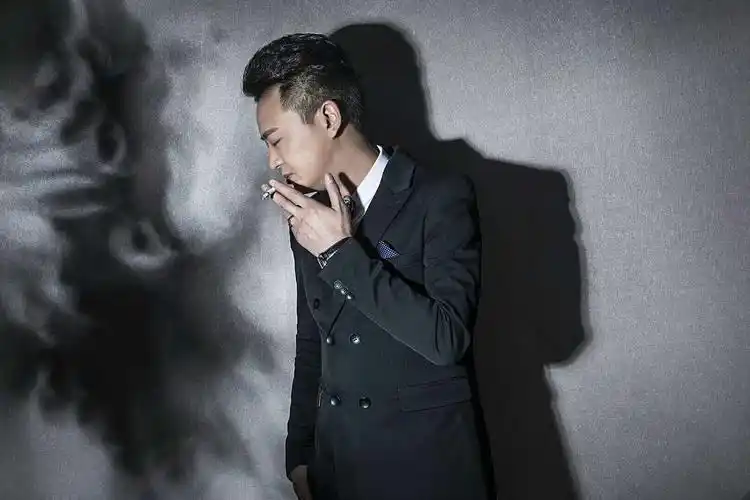 闫强,华语流行男歌手,主持人,1987年出生于河南平顶山,签约于德州龙泰