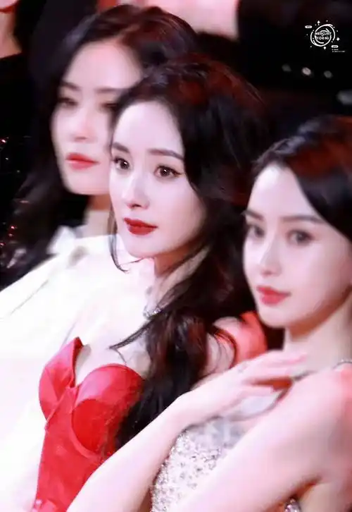 杨幂和刘诗诗杨颖热聊大炒闺蜜情,化身晚会交际花左右逢源_仙剑_情谊