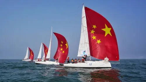 10月2日上午,秦皇岛帆船游艇港,随着一声汽笛声,20面五星红球帆依次