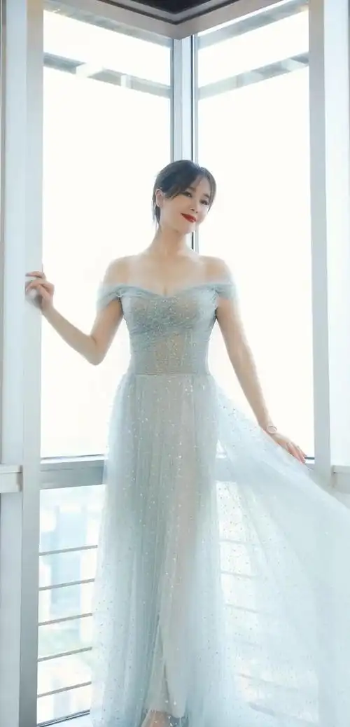 左小青的穿搭才叫简约,白色运动外套搭配牛仔阔腿裤,时髦又减龄|一字