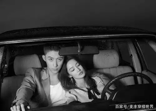 李沁黄景瑜怦然心跳大片,同款打底t恤配同框风衣,cp感十足