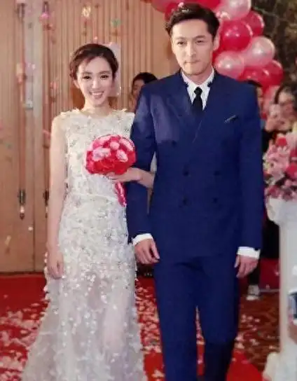 胡歌老婆客串《繁花》引争议,长相遭网友吐槽,跟历届女友没法比_腾讯