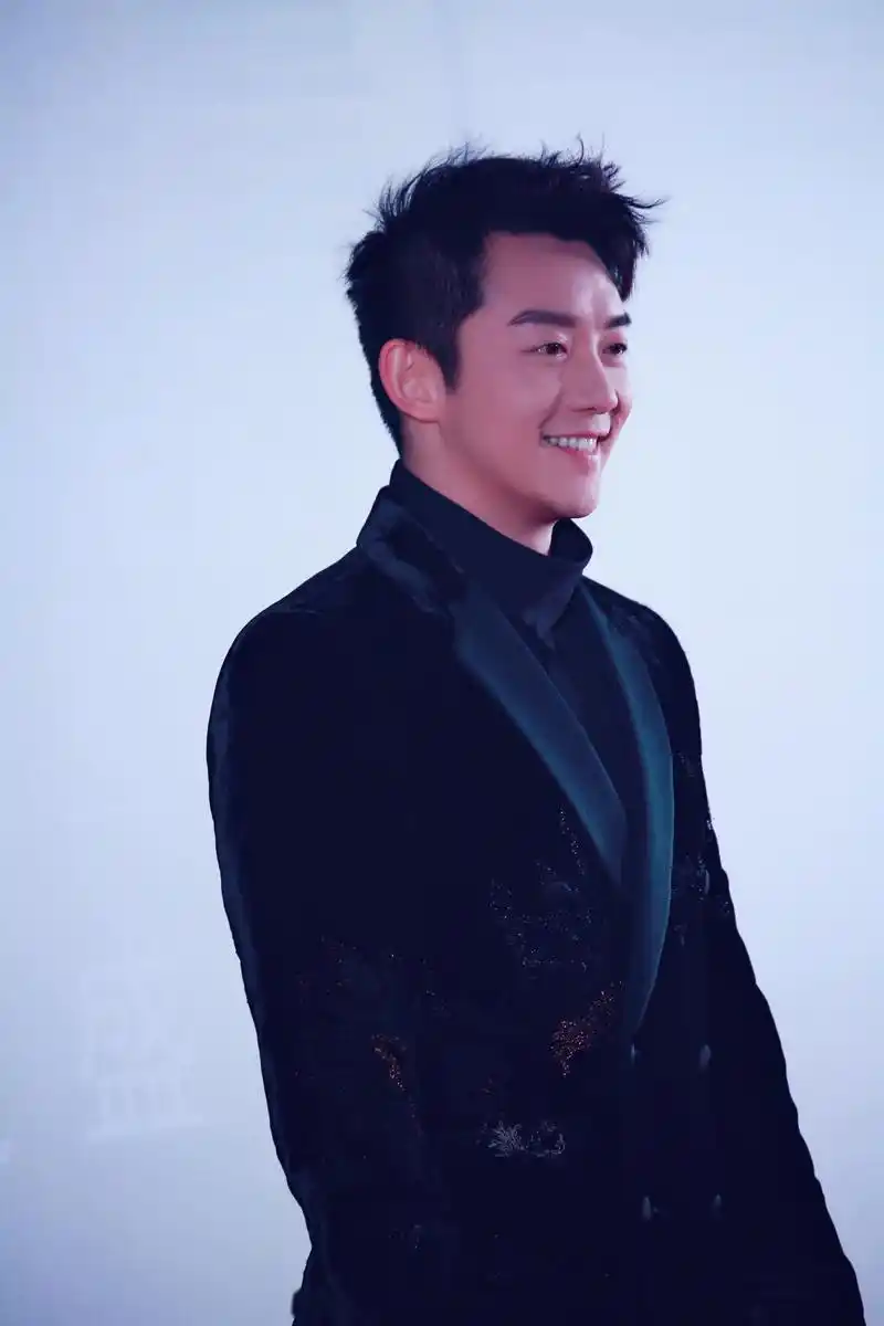 郑恺《2018时装之夜》  这个世界上,会有一个人,值得让你带着所有勇气