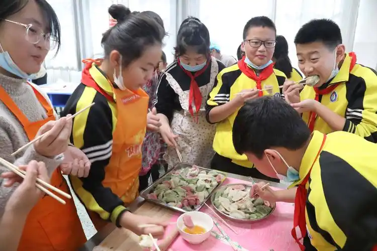 6969劳动课上,学生从准备材料到拌馅,到包饺子,再到煮饺子,进行了